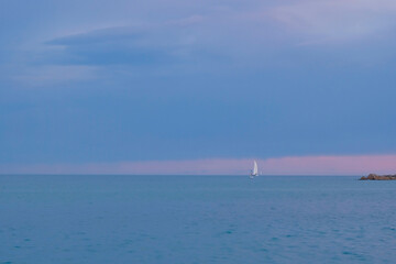 Segelboot auf dem Meer bei Sonnenuntergang