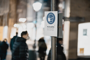 Straßenschild zur Maskenpflicht zu Corona / Covid 19 / Sign for wearing face covering