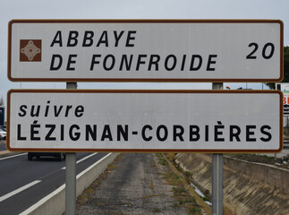 Panneaux indicateurs touristiques : abbaye de Fonfroide suivre Lézignan-Corbières, Narbonne, Aude, Languedoc, Occitanie, France.