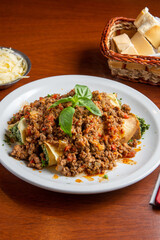 canelones con salsa bolognesa