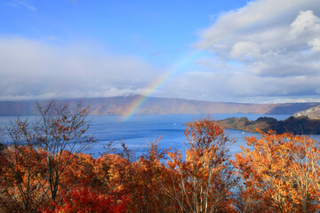 秋の十和田湖・明亭展望台（青森県・十和田市）