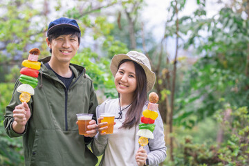 Fototapeta premium バーベキューする男女 