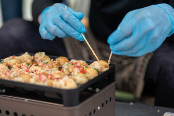 たこ焼きを焼く男性

