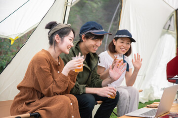 キャンプ場でリモートワーク
