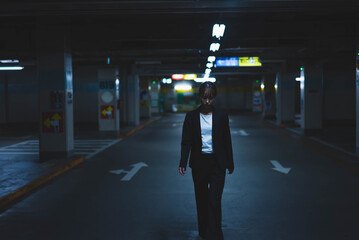 夜の街にいるスーツの女性