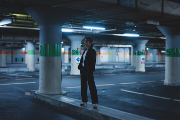 夜の街にいるスーツの女性