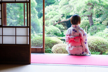 縁側に座る浴衣の女性