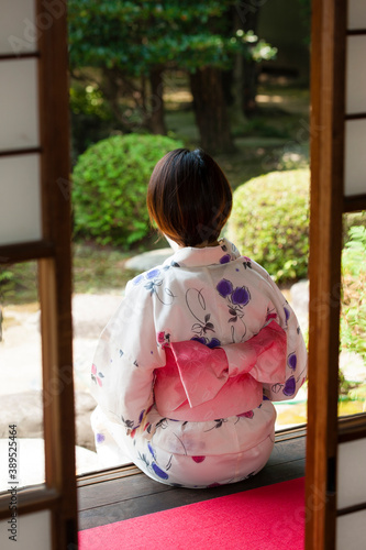 縁側に座る浴衣の女性 Wall Mural Wallpaper Murals Paylessimages