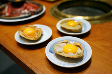Set shell crab of kani miso topped with fresh salmon, sweet shrimp and yolk egg.