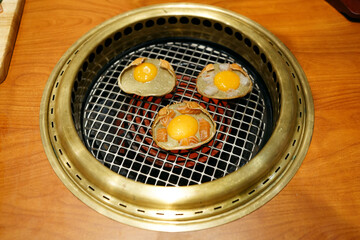 Set shell crab of kani miso topped with fresh salmon, sweet shrimp and yolk egg.