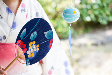 風鈴と浴衣の女性