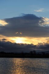 Obraz na płótnie Canvas 真冬の琵琶湖に朝陽が昇り始めた風景です