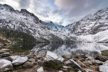 Fototapeta na wymiar The first snow in the Polish Tatras on Lake Morske Oko