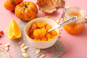 Bowl of tasty pumpkin jam on table
