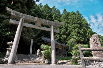 Fototapeta na wymiar 古い神社の鳥居 
