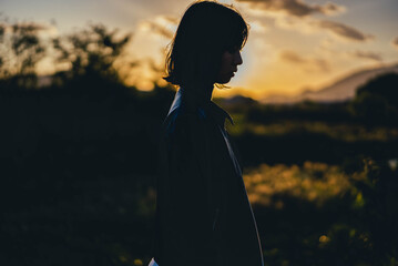 Fototapeta premium 公園の光の中の女性