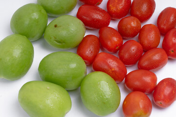 group of green and red cherry tomatoes
