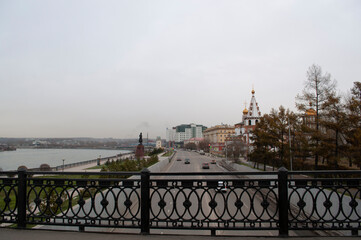 Fototapeta na wymiar Irkutsk buildings streets traffic island bridge Baikal streets squares alleys roads trees autumn cloudy