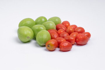 group of green and red cherry tomatoes