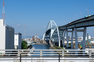Obraz premium 南港通りから見る新木津川大橋と大正区の工業地帯