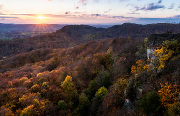 Herbstlicher Farbenrausch an den Hohensteinklippen im Süntel zum Sonnenuntergang