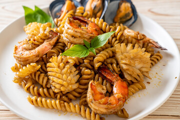 stir-fried spiral pasta with seafood and basil sauce