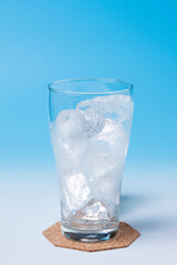 グラスに入った氷