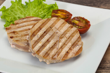 Grilled tuna steak with kumato