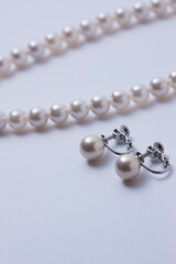 真珠のネックレスとイヤリング