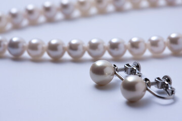真珠のネックレスとイヤリング