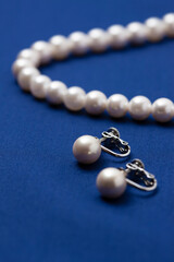 真珠のネックレスとイヤリング