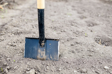 the shovel is stuck in the soil before starting work
