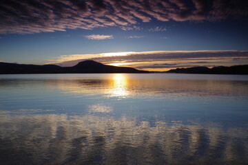 Fototapeta premium 夜明けのカルデラ湖の風景。屈斜路湖、北海道、日本。
