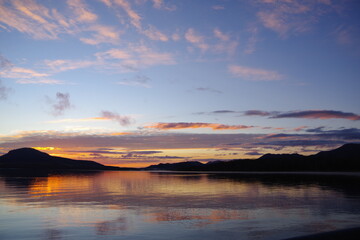 夜明けのカルデラ湖の風景。屈斜路湖、北海道、日本。