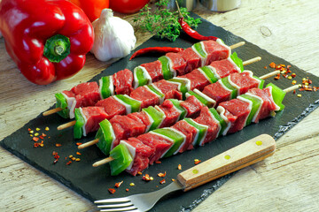 brochettes de boeuf sur une table en bois