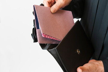 バッグから袱紗を取り出す女性