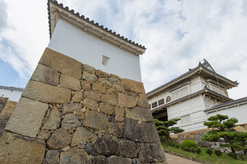 Fototapeta na wymiar 姫路城の石垣と菱の門