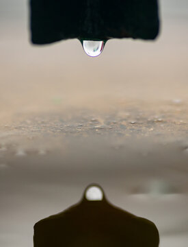 Gota de &aacute;gua pendurada