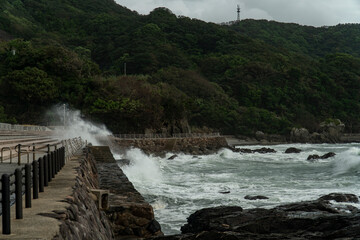 長崎県長崎市　弁天白浜　台風通過後の荒れた海