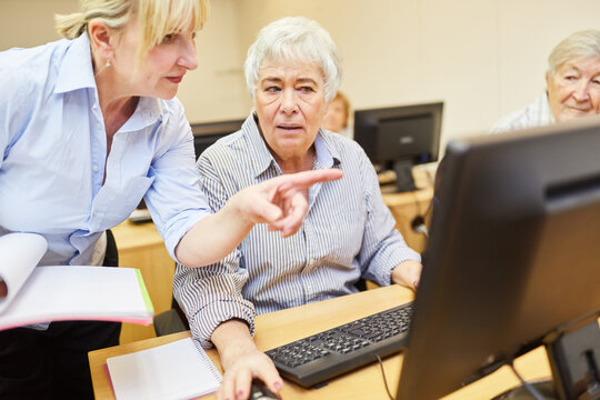 Lecturer helps seniors use the Internet