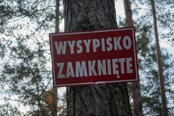 znak, tabliczka ,wysypisko zamknięte ,wysypisko  © Marcin Łazarczyk