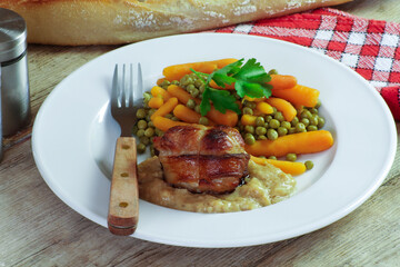 paupiette de volaille et petits pois carottes dans une assiette