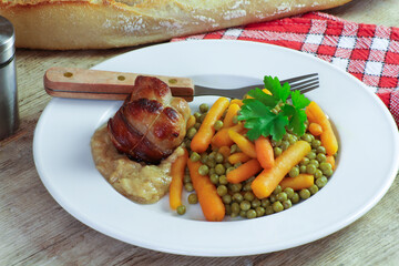 paupiette de volaille et petits pois carottes dans une assiette