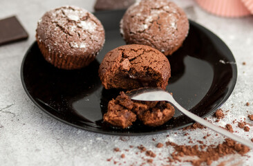 
Chocolate muffins with powdered sugar