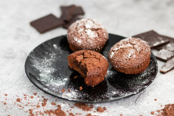 
Chocolate muffins with powdered sugar