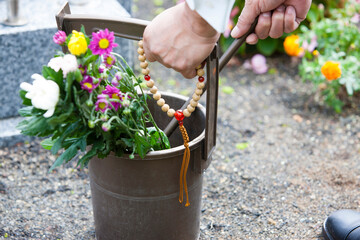 手桶を持つ男性