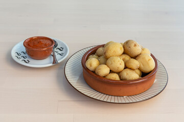Papas arrugadas con mojo picón canario