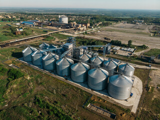 Obraz premium Very large grain elevator filmed from a bird's eye view