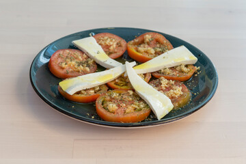Ensalada de tomates con queso tierno