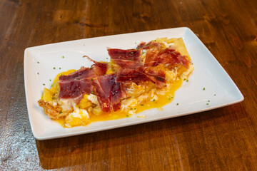 Huevos rotos con jamón ibérico